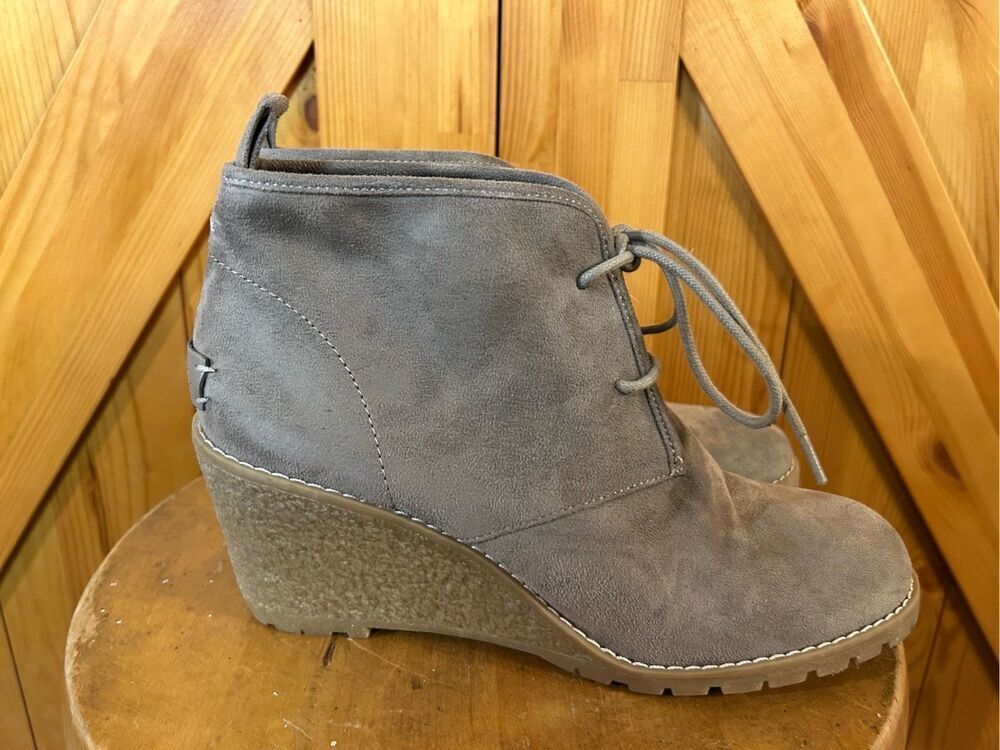 G.H. Bass & Co Boots Womens 9M Ankle Booties Suede Lace Up Wedge Casual